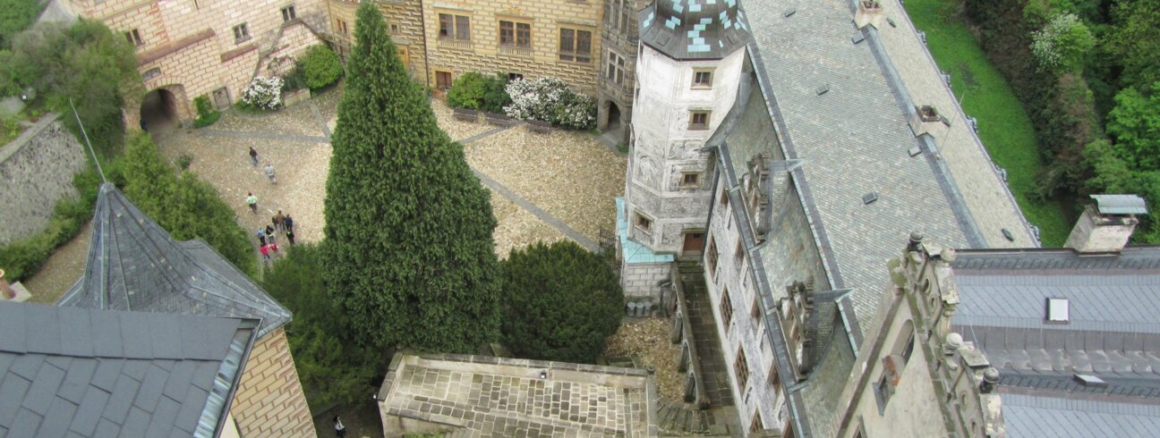 Pohled z hradní věže Indiky na zámecké nádvoří Pohled z hradní věže Indiky na zámecké nádvoří