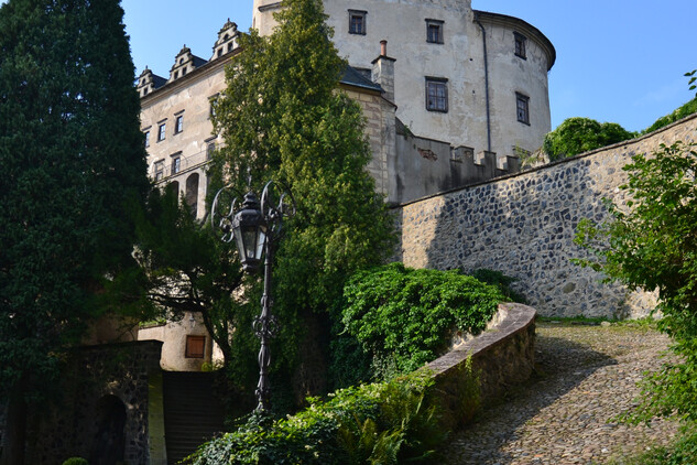 Pohled na hrad a Rytířskou stezku ze zámeckého nádvoří | © Jakub Kulda