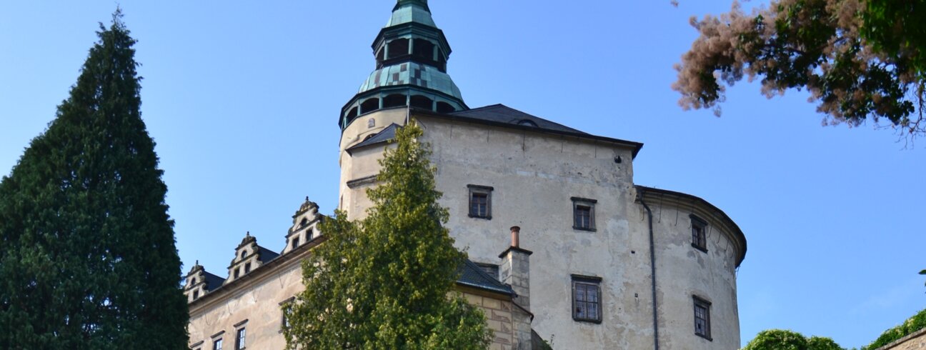 Pohled na hrad a Rytířskou stezku ze zámeckého nádvoří | © Jakub Kulda Pohled na hrad a Rytířskou stezku ze zámeckého nádvoří | © Jakub Kulda