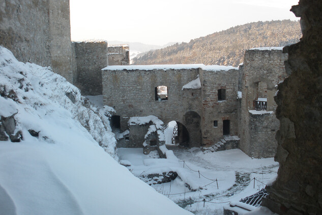 Malé hradní nádvoří v zimě